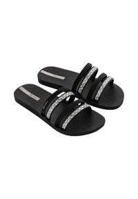 Czarne klapki z trzema szerokimi paskami, z których dwa są ozdobione przezroczystymi kryształkami, oraz z teksturowaną podeszwą w wzór plastra miodu.