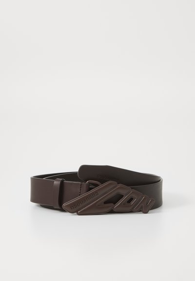Ceinture marron en matériau flexible, avec une boucle logo mate embossée portant "DSQUARED2" et "ICON", conçue avec une texture lisse.