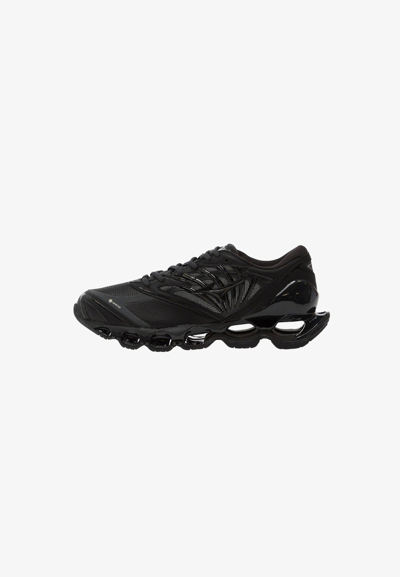 Sneaker sportivo nero con tomaia in rete, design curvo e ammortizzazione prominente. Presenta dettagli testurizzati e accenti lucidi sulla soletta.