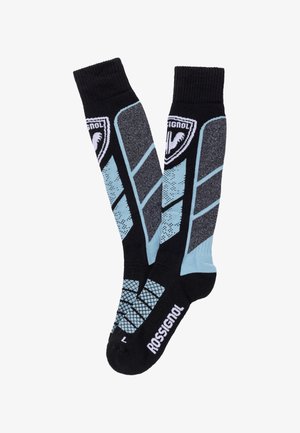 Paire de chaussettes de sport Rossignol noir, bleu et gris montantes jusqu'aux genoux, avec des motifs géométriques et logo sur les zones du mollet et du pied.