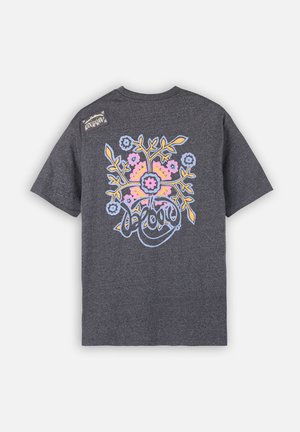 T-shirt en coton gris avec un design floral coloré en rose, bleu et jaune au dos. Comprend une étiquette de marque sur l'épaule.