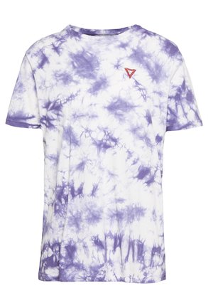 Krótki rękaw t-shirt z fioletowo-białym wzorem tie-dye i małym czerwonym trójkątnym logo na górnej lewej stronie klatki piersiowej.