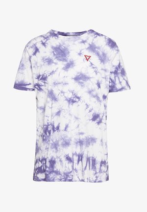 Lyhythihainen t-paita, jossa on violetti-valkoinen tie-dye-kuvio ja pieni punainen kolmionmuotoinen logo vasemmassa ylärintassa.