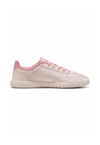 Sneaker rosa chiaro con dettagli e lacci rosa scuri, dotata di una suola testurizzata, mostrata di lato su uno sfondo bianco.