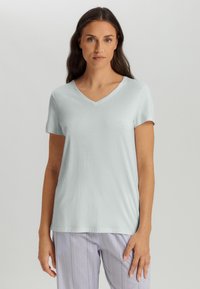 Jasnoniebieska koszulka V-neck z krótkim rękawem, wykonana z miękkiego materiału, charakteryzująca się luźnym krojem i gładką teksturą.