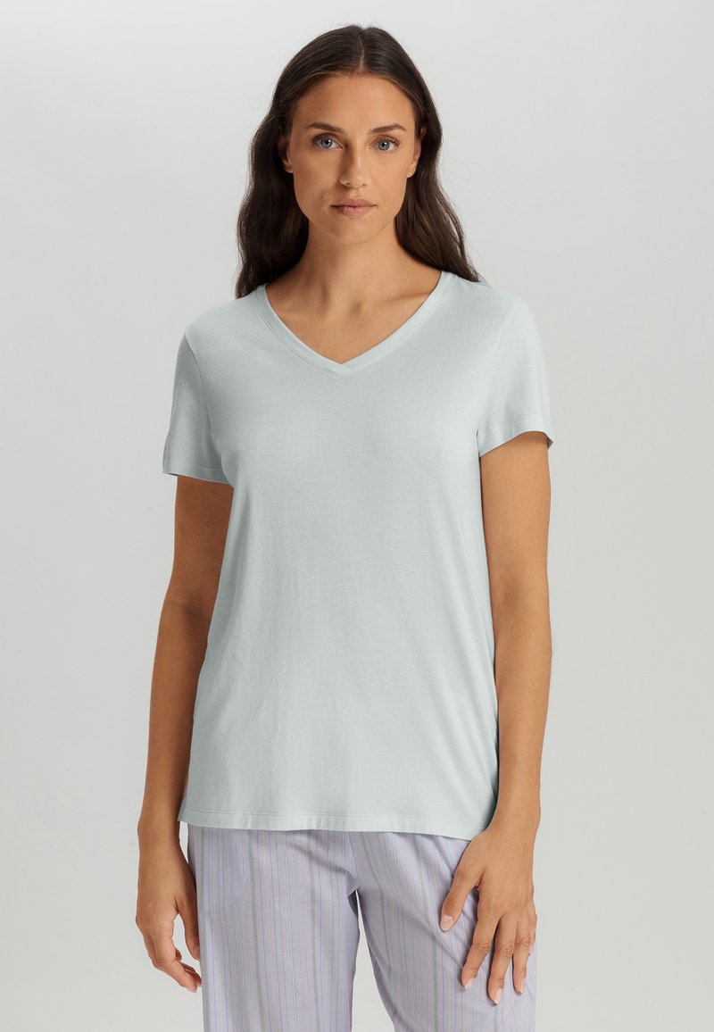 Jasnoniebieska koszulka V-neck z krótkim rękawem, wykonana z miękkiego materiału, charakteryzująca się luźnym krojem i gładką teksturą.