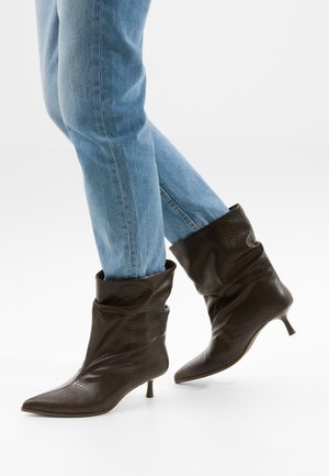 SLOUCHY KITTEN - Bottines - brown