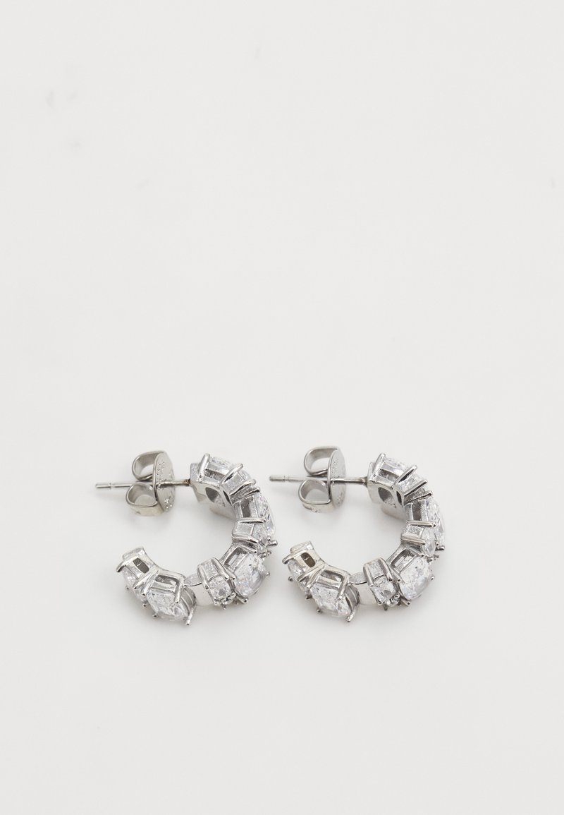 Silver hoopörhängen som har klara, rektangulärt slipade stenar och runda detaljer, med en polerad metallyta och säkra fästen.