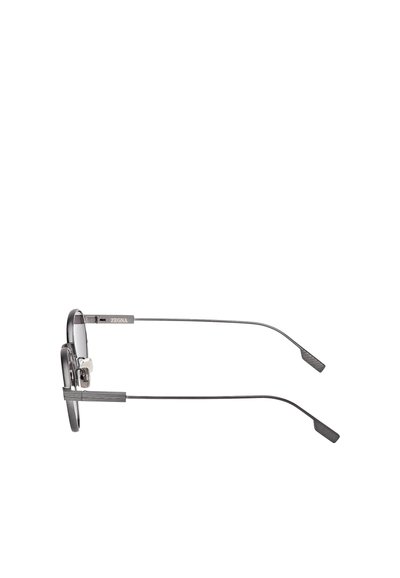 Metalowe okulary z cienką, prostokątną oprawką w kolorze szarym, z prostym mostkiem i smukłymi zausznikami. Logo marki widoczne na zauszniku.