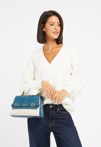Guess SESTRI HANDLE FLAP - Rankinė - blau multi
