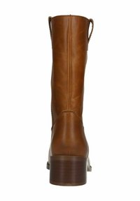 Botte haute en cuir marron avec un bout rond et un talon empilé. Présente des tirettes en haut pour un enfilage facile. Texture lisse.