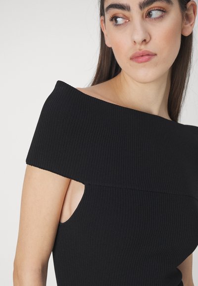 Top negru cu dungi, cu umeri goi, având un decolteu larg și un design cu decupaje pe laterale, realizat dintr-un material elastic.