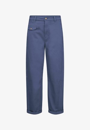 Sinised vabaajapüksid, millel on nööpidega taskuklapid, vööaasad ja ülespööratud varrukad, kujutatud valgel taustal.