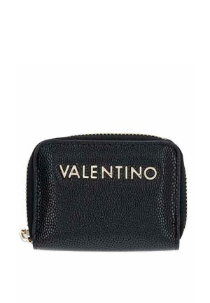 Cartera de piel negra texturizada con cremallera, con el logo "VALENTINO" plateado en el frente y una pestaña dorada en el tirador de la cremallera.