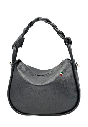 Zwarte leren schoudertas met een gestructureerd oppervlak, gedraaide handgreep, ritssluiting bovenaan en een kleine hanger in de kleuren van de Italiaanse vlag.