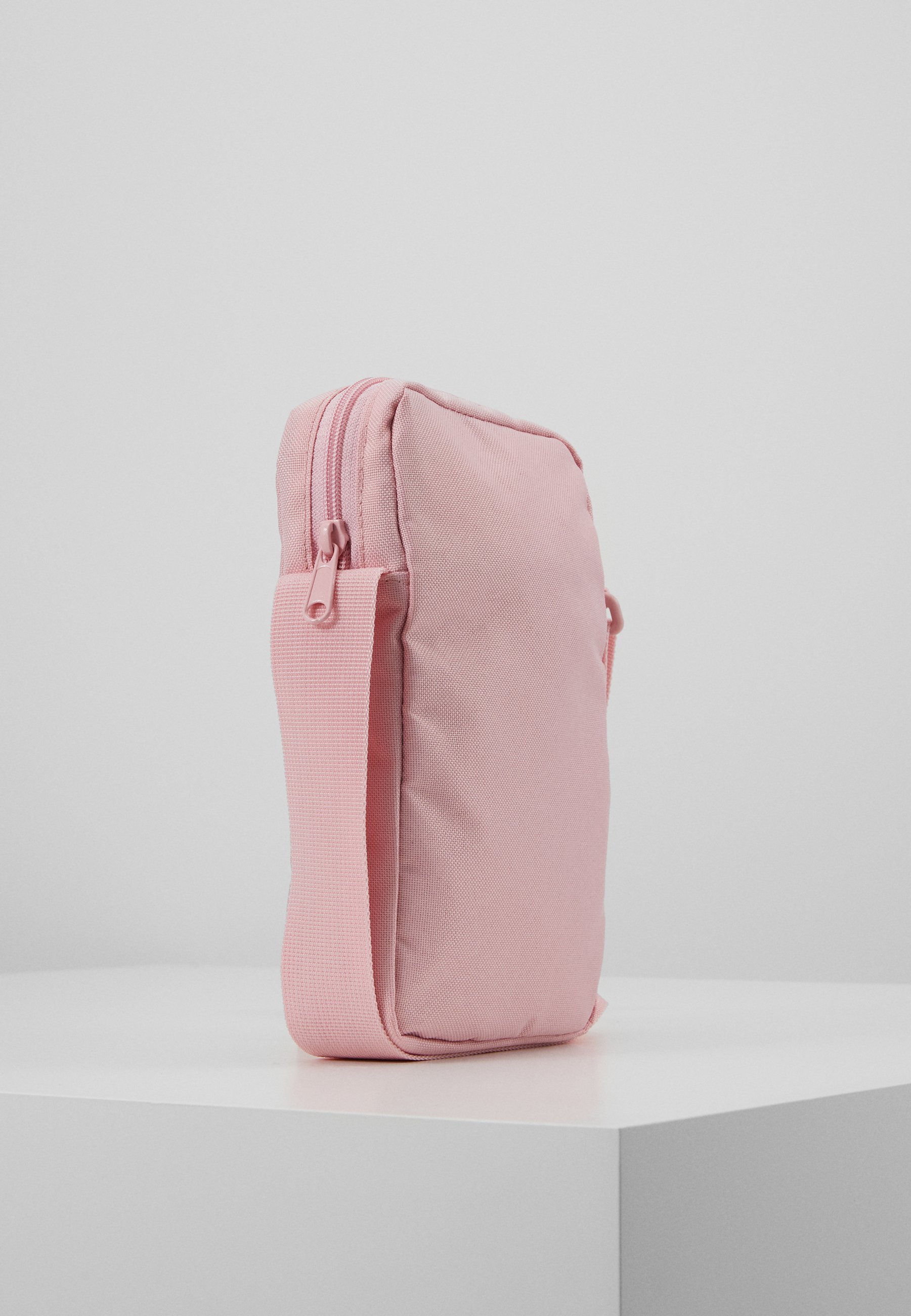 Reebok CITY BAG Axelremsväska pink Zalando.se Reebok CITY BAG Axelremsväska pink Zalando.se