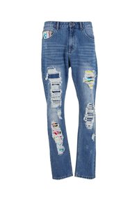 Blugi din denim albastru cu mai multe rupturi distresate, care dezvăluie petice de stofă colorate dedesubt, având un design clasic cu cinci buzunare.