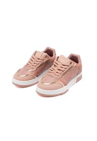 Sneakers sintetiche rosa con texture liscia, caratterizzate da dettagli dorati e suola bianca. Design con lacci e dettagli in rilievo sulla tomaia.