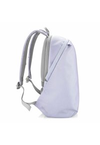 Zaino viola chiaro con un design elegante e curvo. Presenta spallacci imbottiti grigi, tessuto textured e un logo ben visibile sul lato.