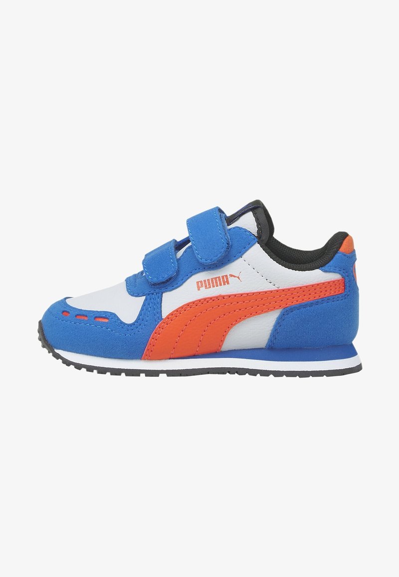 Baskets Puma blanches, bleues et orange avec deux bandes velcro bleues et une semelle noire, vues de côté extérieur.
