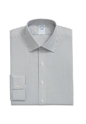 Pánská košile s dlouhým rukávem s úzkými vertikálními černobílými pruhy, zapínacími manžetami a límečkem typu spread, pečlivě složená.