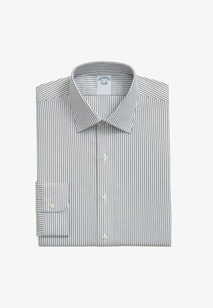 Herenoverhemd met lange mouwen, met smalle verticale zwarte en witte strepen, met knoopmanchetten en een brede kraag, netjes opgevouwen.