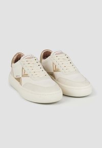 Sneakers bianchi con tomaia in pelle liscia e dettagli in oro metallizzato. Chiusura con lacci e collo imbottito per il comfort. Suola in gomma.