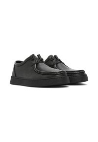Chaussures en cuir noir au design profil bas, bout rond, surface texturée et semelle en caoutchouc. Elles présentent des lacets et des coutures le long des bords.