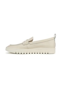 Scarpe slip-on color beige chiaro con tomaia in pelle liscia, dettagli cuciti sulla parte anteriore e una suola in gomma bianca spessa con scanalature.