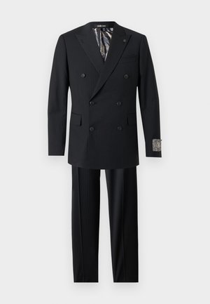 Schwarzer Doppelreiher-Anzug mit sechs Knöpfen, Mit Kerb-Revers, zwei Vordertaschen, zebramusterndem Innenfutter und passenden Hosen.