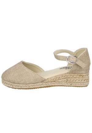Zapato cuña espadrille tejido beige con punta cerrada, correa en el tobillo, hebilla plateada y suela de yute trenzado.