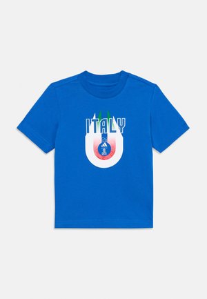 T-shirt in cotone blu con la scritta "ITALIA", dettagli verdi e rossi, e una grafica circolare con un logo e un motivo ondulato. Maniche corte e collo rotondo.