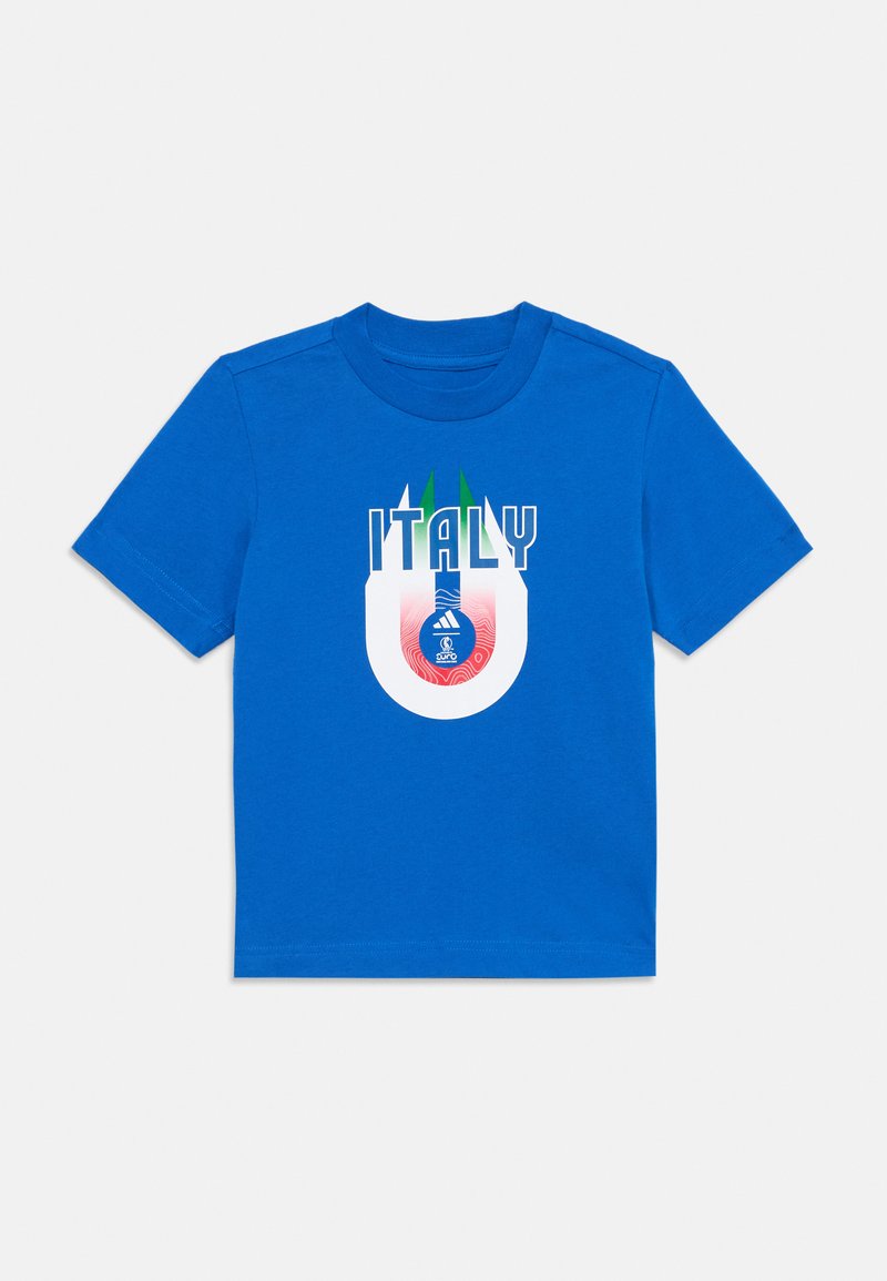 Camiseta de algodón azul con el texto "ITALIA", acentos en verde y rojo, y un gráfico circular con un logotipo y un patrón ondulado. Mangas cortas y cuello redondo.