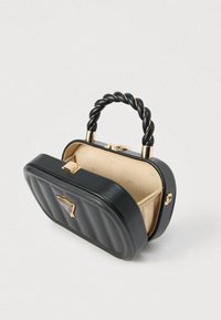 Czarna torebka z ekoskóry z pikowanym wzorem, złotymi okuciami, obrotowym uchwytem oraz beżowym wnętrzem z powtarzającym się wzorem logo "GUESS".