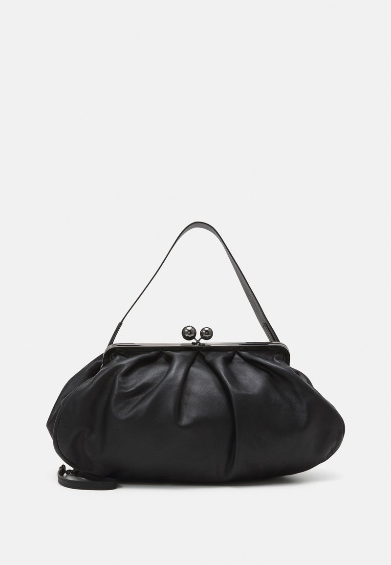 Zwarte leren handtas met een afgerond, geplooid ontwerp. Voorzien van een metalen sluiting met twee decoratieve bollen en een smalle, afneembare schouderband.