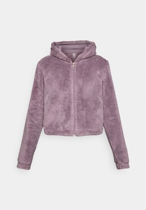 Camisola corta de fleece roxa com um fecho à frente, tecido texturizado e capuz, apresentando mangas longas e punhos elásticos.