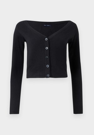 Zwarte cropped cardigan van zacht breimateriaal met lange mouwen, V-hals en zes knoopsluitingen met blauwe knopen.
