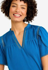 Love & Roses PIN TUCK FLUTTER SLEEVE  - REGULAR FIT - Tričko s potlačou - blue