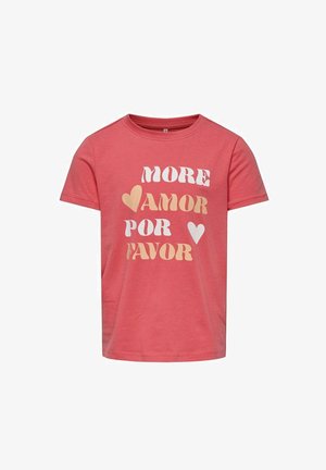 T-shirt en coton rose avec un graphique portant le texte "MORE AMOR POR FAVOR" dans différentes polices et couleurs. Manches courtes et col rond.