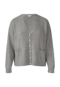 Cardigan grigio lavorato a maglia con scollo a V, maniche lunghe e due tasche frontali. Presenta bottoni lungo la parte anteriore con un orlo a coste.