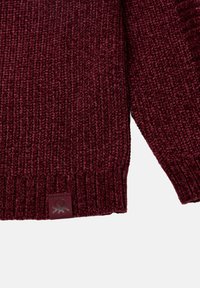 Burgundowa dzianinowa sweter z teksturowaną powierzchnią, ściągaczami przy mankietach i małą metką logo na dolnym hemie.