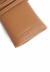 Cartera de cuero marrón texturizado con costuras blancas, que presenta un diseño plegado y un detalle de logo embossado.