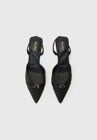 Musta satiini slingback-korot, joissa on terävä kärki, etuhihnassa solkiyksityiskohta ja sileä pinta. Merkki: ALDO.