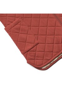 Quiltet rust-orange jakkeærme og lynlåsemanchet med synlig blød beige fleecefor inddelt på hvid baggrund.