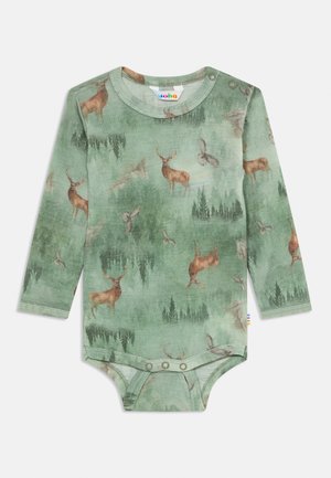 Babybody met lange mouwen in het groen met een print van een bos en herten, voorzien van drukknoopjes op de schouders en onderkant voor sluiting.