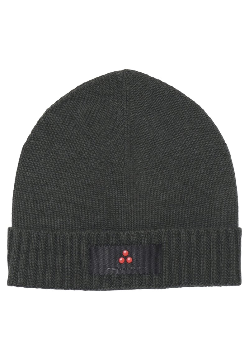 Beanie lavorato a maglia di un verde scuro con un bordo a costine, caratterizzato da un'etichetta nera e tre punti rossi come dettagli sull'etichetta.