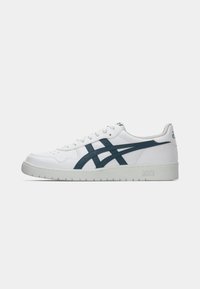 Valged nahast spordijalatsid tumeda sinise aktsendiga, millel on sile pind ja kummist tald. Sisaldab perforeeritud detaile ja paelte sulgemist.