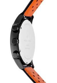Černé hodinky z nerezové oceli s kulatým pouzdrem, oranžovým dírkovaným koženým páskem a dvěma tlačítky na boku. Vodotěsné do hloubky 50 m.