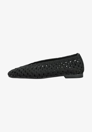 Scarpa bassa nera intrecciata con punta chiusa e arrotondata e tacco basso, con un design intrecciato traspirante.