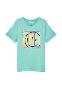 Mintgroene t-shirt van zachte katoen, met een grafiek van een glimlachend gezicht verdeeld in drie secties met tekst in zwart en wit.